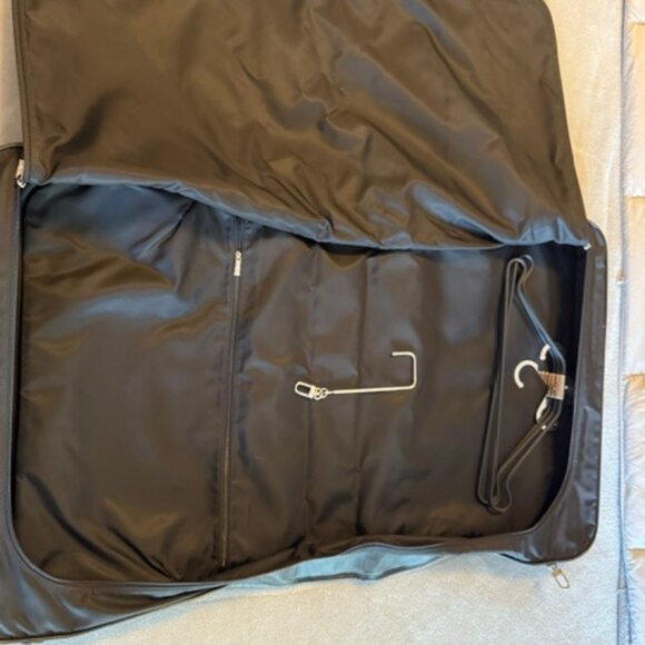 LOUIS VUITTON Garment Bag (3 hanger, pre owned, like new!) - Picture 11 of 15